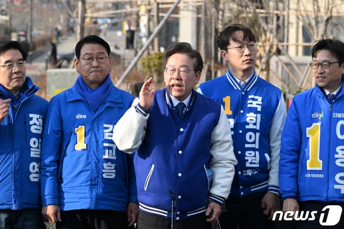 이재명 더불어민주당 대표와 국회의원 후보들이 20일 오후 인천 서구 정서진중앙시장 인근에서 열린 현장 기자회견에서 발언하고 있다. (공동취재) 2024.3.20/뉴스1 ⓒ News1 임세영 기자