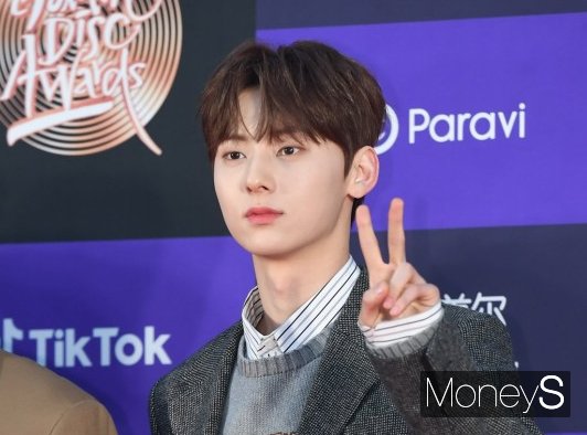 뉴이스트 출신 가수 겸 배우 황민현이 입소한다. 사진은 지난 2020년 1월 서울 구로구 고척동 고척스카이돔에서 열린  '제34회 골든디스크어워즈 with 틱톡' 레드카펫 행사에 참석한 황민현./사진=장동규 기