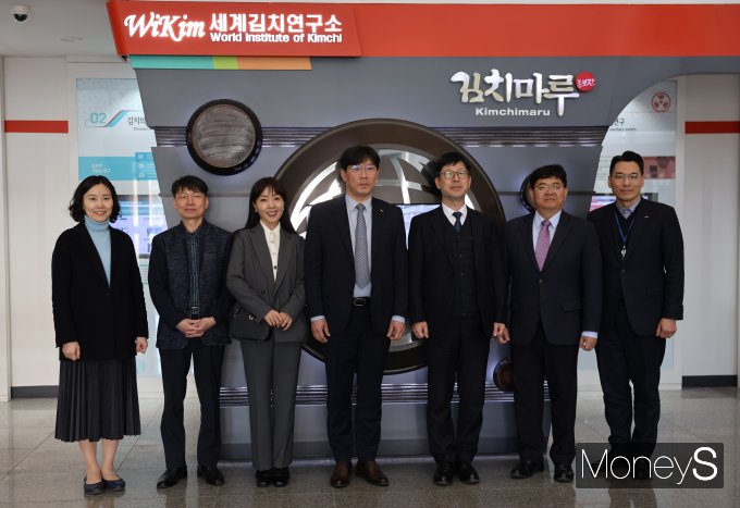 김종덕 광주본부세관장(오른쪽 세번째)은 지난 20일 광주 김치타운을 방문해 정휴선 김치타운 대표 등과 기념사진을 찍고 있다/사진=광주본부세관 제공.