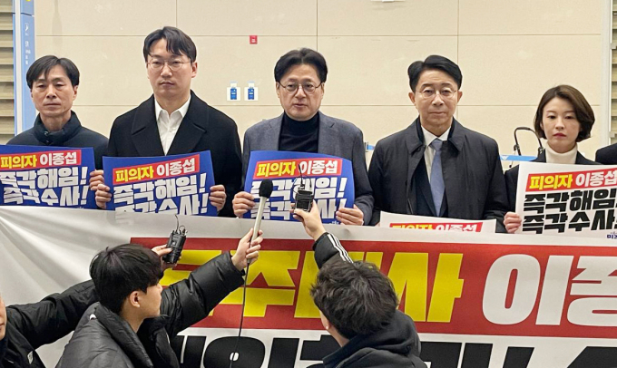 홍익표 더불어민주당 원내대표를 비롯한 의원 및 후보자들이 21일 오전 인천 중국 인천국제공항 2터미널 입국장에서 이종섭 호주대사의 해임 및 수사를 촉구하는 기자회견을 벌였다. 사진은 시위를 벌이고 있는 홍 원내대표와 민주당 의원들의 모습. /사진= 뉴스1