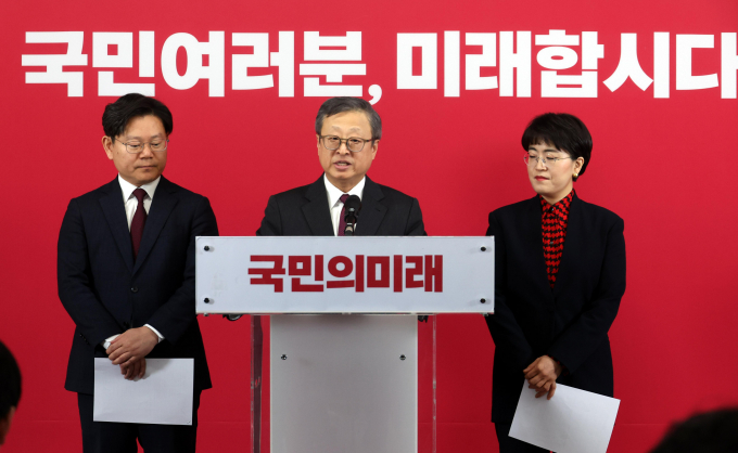 지난 20일 국민의미래가 비례대표 후보 순번을 수정했다고 밝혔다. 사진은 유일준 국민의미래 공천관리위원장(가운데)이 지난 18일 서울 여의도 국민의미래 당사에서 제22대 비례대표 국회의원선거 후보자 순번을 발표하는 모습. /사진=뉴시스