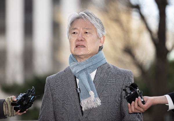  노환규 전 대한의사협회 회장이 20일 자신의 사회관계망서비스에 정부의 의대 증원 결정에 대해 비판하는 글을 올렸다. 전공의 집단 사직 공모 혐의를 받는 노 전 회장이 지난 9일 오전 서울 마포구 서울경찰청 공공범죄수사대로 소환조사에 출석하며 입장을 밝히고 있다. /사진=뉴스1