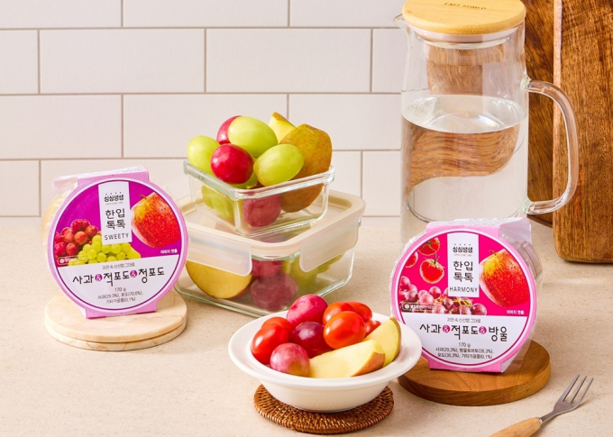 고물가로 과일 다량 구매가 부담스러운 1~2인 가구와 2030 세대 사이에서 편의점 컵과일 구입이 늘고 있다. /사진=BGF리테일