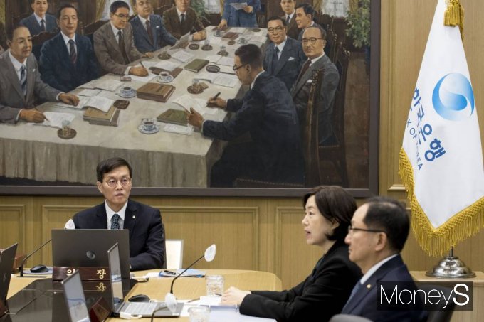 이창용 한국은행 총재가 11일 서울 중구 남대문로 한국은행 본관에서 진행된 올해 첫 금융통화위원회 정례회의에 참석, 회의를 주재하고 있다. /사진=임한별 기자