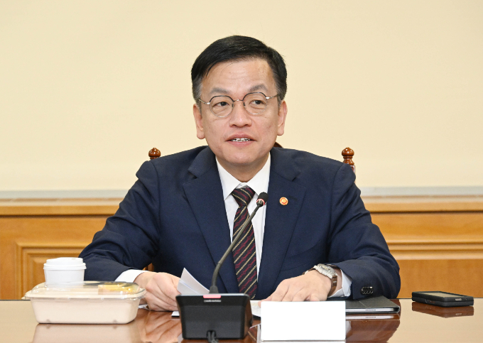 최상목 경제부총리 겸 기획재정부 장관이 21일 서울 중구 은행연합회에서 열린 비상거시경제금융회의를 주재하고 있다./사진=기획재정부