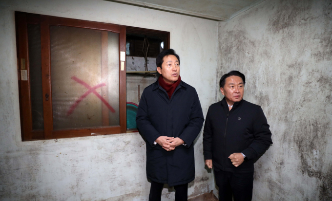 서울시가 '안심 집수리 보조사업'에 참여할 가구를 모집한다. 사진은 오세훈(왼쪽) 서울시장과 이성헌 서대문구청장이 최근 서울시 안심동행주택 1호 주택성능개선사업 반지하 주택 현장을 둘러보던 모습. /사진=뉴스1