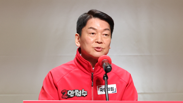안철수 의원(국민의힘·경기 성남 분당갑)이 이종섭 호주 대사의 귀국 시기를 지적했다. 사진은 지난 19일 서울 여의도 국회에서 열린 제22대 총선 중앙선거대책위원회 발대식에 나선 안철수 의원. /사진=뉴스1