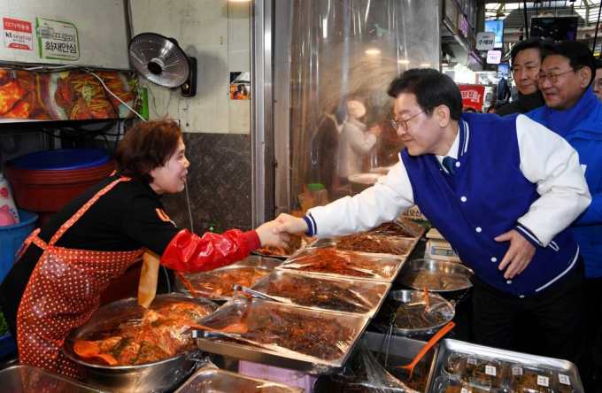 이재명 더불어민주당 대표가 비명계 후보들이 줄줄이 탈락한 '비명횡사' 공천에 대해 해명했다. 사진은 지난 20일 오후 인천 서구 정서진중앙시장을 방문해 인천에 출마한 각 지역구 후보들과 함께 시민들에게 인사하는 이 대표. /사진= 뉴시스 