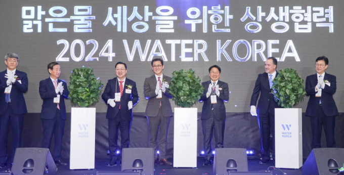 강기정 한국상하수도협회장(오른쪽 세번째)이 20일 대전컨벤션센터에서 열린 국제 물산업 박람회인 ‘2024 워터코리아(WATER KOREA)’에 참석해 이장우 대전광역시장, 임상준 환경부 차관 등 내외빈들과 개막 세레모니를 하고 있다./사진=광주시 