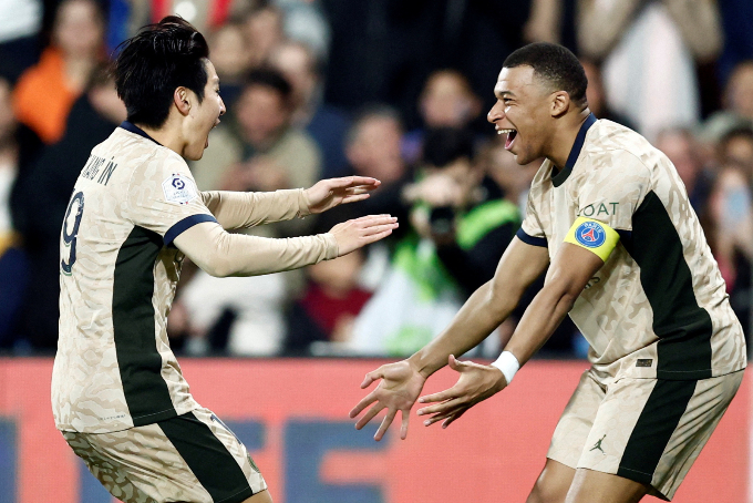 3월 A매치 일정을 위해 한국으로 귀국한 이강인(파리 생제르맹·PSG)이 21일(이하 한국시각) 프랑스 리그1 사무국이 선정한 26라운드 베스트 11에 선정됐다. 사진은 지난 18일 몽펠리에 원정 경기에서 골을 터뜨린 이강인이 음바페와 기뻐하는 모습. /사진=로이터