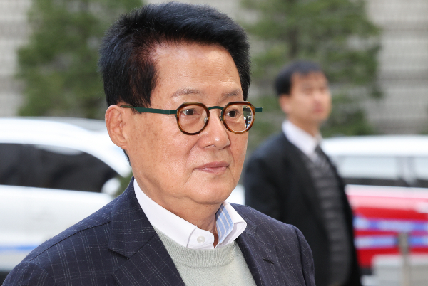 더불어민주당 전남 해남완도진도 후보인 박지원 전 국정원장이 더불어민주당과 조국혁신당의 연대를 주장했다. 사진은 지난 8일 서울 서초구 서울중앙지방법원에서 열린 '서해 피격 사건' 직권남용권리행사방해 등 공판에 출석하는 박 전 원장. /사진= 뉴스1