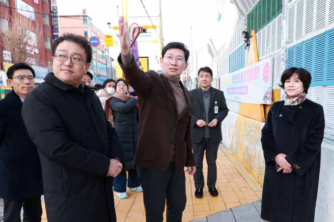 이상일 용인특례시장이 지난해 12월 신갈초등학교를 방문해 방음벽 교체 공사와 관련된 상황을 학교 관계자와 학부모들에게 설명하고 있다. / 사진제공=용인특례시
