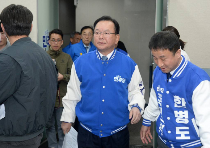 김부겸 더불어민주당 중앙선대위 상임공동선대위원장이 양문석 후보에 대해 이제 그 문제는 정리하고 총선에 매진해야 한다고 주장했다. 사진은 지난 20일 전북 전주시 더불어민주당전북특별자치도당에서 열린 '더불어민주당 전북특별자치도당 선거대책위원회 제1차 회의'에 참석하기 위해 장내로 들어서는 김 전 총리. /사진= 뉴시스 