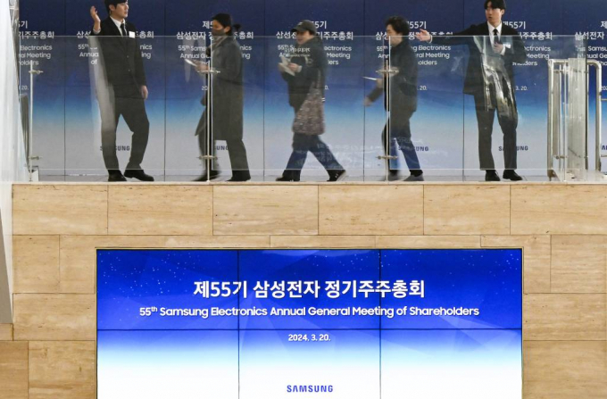 제55기 삼성전자 정기주주총회가 20일 경기 수원 영통구 하동 수원컨벤션센터에서 온-오프라인 병행으로 진행,주주들이 주주확인을 하고 있다. /사진=임한별 기자