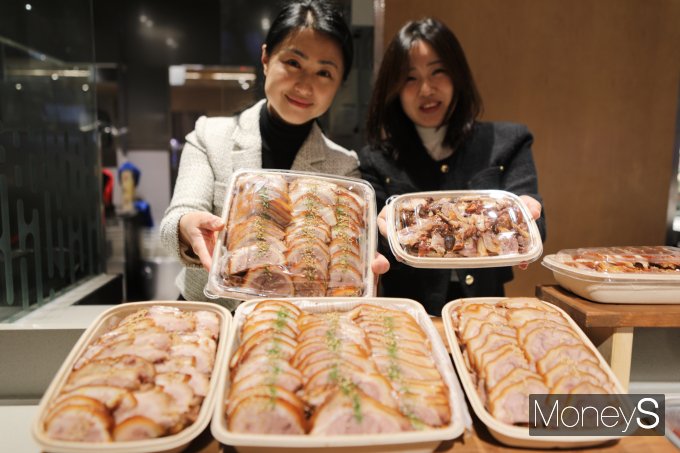 롯데백화점 광주점 지하1층 푸드에비뉴에서 문을 연 대전 인기 맛집 '족발요리집'매장 관계자들이 족발을 선보이고 있다/사진=롯데백화점 홍보3팀 제공.