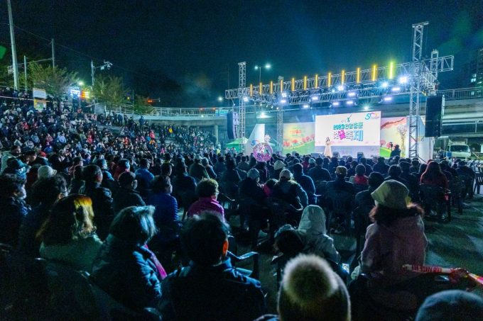안양충훈벚꽃축제는 안양시와 안양충훈벚꽃축제추진위원회(위원장 문귀철)가 주최하고, 안양문화예술재단이 주관해 만안구 충훈2교 하부와 안양천 산책로 일대에서 열린다. / 사진제공=안양시