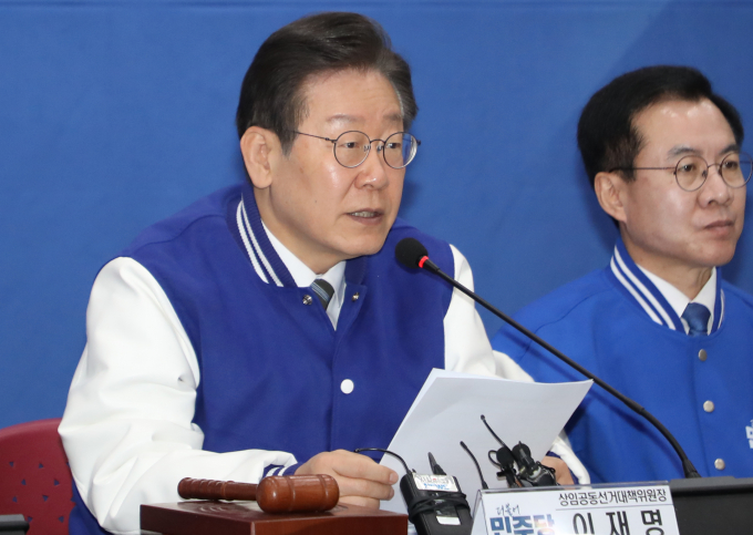 이재명 더불어민주당 대표가 총선 전 쌍특검을 통해 의혹을 파헤치겠다고 말했다.  사진은 21일 광주 서구 김대중컨벤션센터에서 열린 '더불어민주당·더불어민주연합' 광주 현장 합동선거대책위원회의에서 발언하고 있는 이재명 대표. /사진= 뉴스1