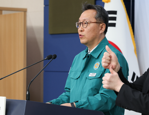 정부가 전공의 비수도권 배정 비율을 현행 45%에서 더 올리는 지역의료 강화 정책을 펼치겠다고 밝혔다. 사진은 21일 정부서울청사에서 브리핑을 하는 박민수 보건복지부 제2차관의 모습. /사진=뉴스1