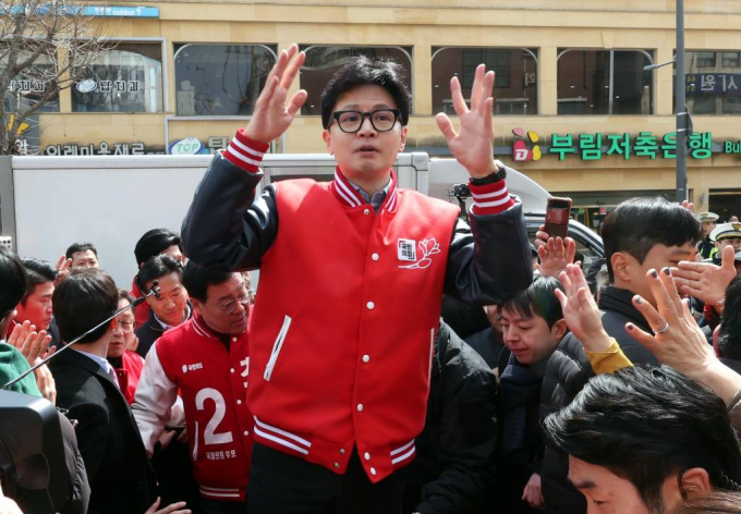 한동훈 국민의힘 비상대책위원장이 다음 주 박근혜 전 대통령을 예방할 예정이다. 사진은 지난 20일 오후 경기 안양시 안양 중앙시장 입구에서 시민들에게 인사하는 한 위원장. /사진= 뉴시스 