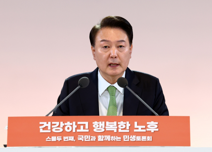 윤석열 대통령이 21일 22번째 민생토론회에서 어르신들을 위한 종합적인 대책 필요성을 언급했다. 사진은 윤 대통령이 21일 강원 원주 건강보험심사평가원에서 '건강하고 행복한 노후' 주제로 열린 민생토론회에서 발언하는 모습. /사진=뉴시스