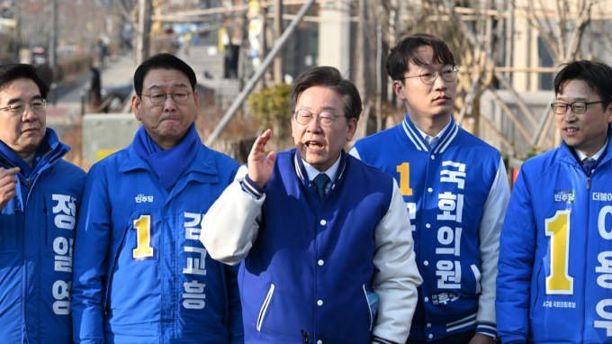 이재명 더불어민주당 대표가 민주당 '텃밭'인 광주를 찾아 지지를 호소하며 '정권심판론'을 재차 언급했다. 사진은 21일 광주 전남대학교 후문 광장에서 기자회견을 하고 있는 이재명 대표. /사진= 뉴스1