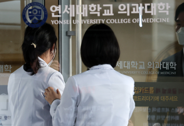 전공의 이탈로 많은 병원들이 경영난을 겪고 있는 가운데 연세의료원이 산하 병원 간호사 등 일반직을 대상으로 무급 휴가를 허용했다. 사진은 지난 18일 연세대학교 의과대학 건물에 의사들이 들어가고 있는 모습. /사진=뉴시스