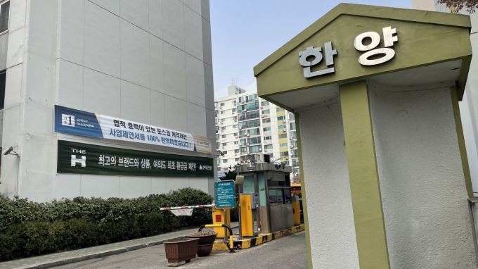 1975년 준공(입주)한 서울 여의도 한양아파트는 최고 12층, 8개동, 588가구 아파트로 신속통합기획 재건축을 통해 최고 56층, 5개동, 아파트 992가구와 오피스텔 210실로 탈바꿈할 계획이다. /사진=김노향 기자