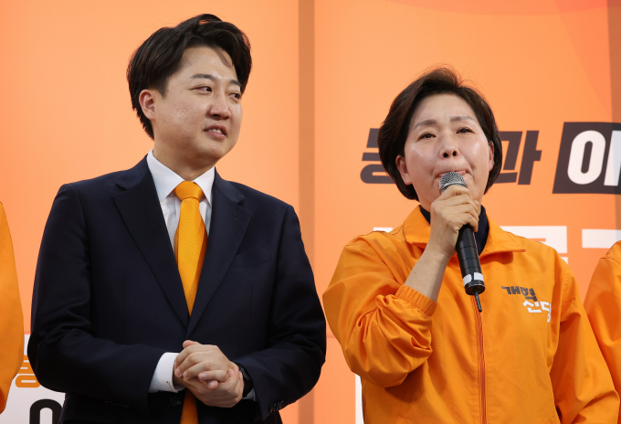양향자 개혁신당 원내대표가 21일 진행하려 했던 기자회견을 돌연 취소했다. 사진은 양 원내대표(오른쪽)가 지난 17일 경기 화성시 동탄에 마련된 이준석 경기 화성을 후보 선거사무소 개소식에서 축사를 하는 모습. /사진=뉴스1