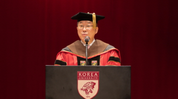 김동연 고려대학교 총장이 고려대 의대생들의 집단 휴학으로 인한 유급을 걱정했다. 사진은 지난달 23일 고려대 학위수여식에 축사로 나선 김 총장. /사진=고려대학교