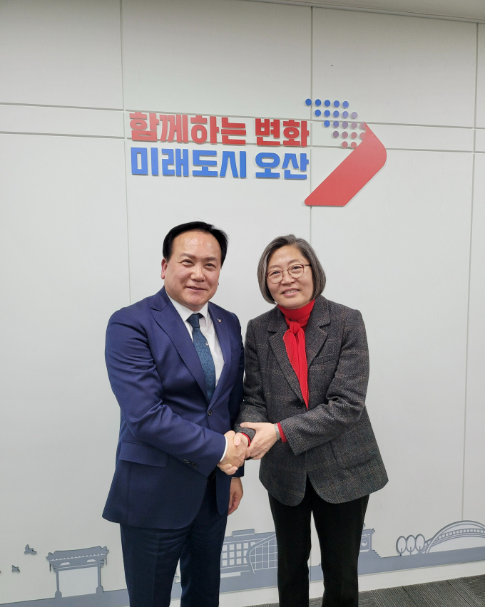 이수정 국민의힘 수원정 예비후보(오른쪽)가 최근 이권재 오산시장과 현안 업무협의를 하기에 앞서 악수를 하고 있다. / 사진제공=이수정 국민의힘 수원정 예비후보 캠프