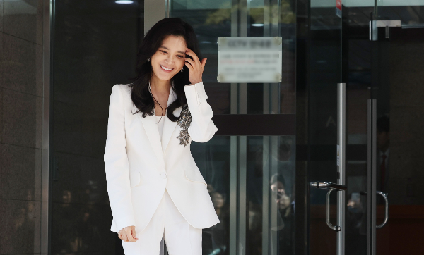 이부진 호텔신라 사장이 21일 호텔신라 주주총회에 알렉산더 맥퀸의 흰 재킷과 흰 바지를 착용하고 참석했다. 사진은 주주총회에 참석하고 있는 이 사장의 모습. /사진=뉴스1 박지혜 기자