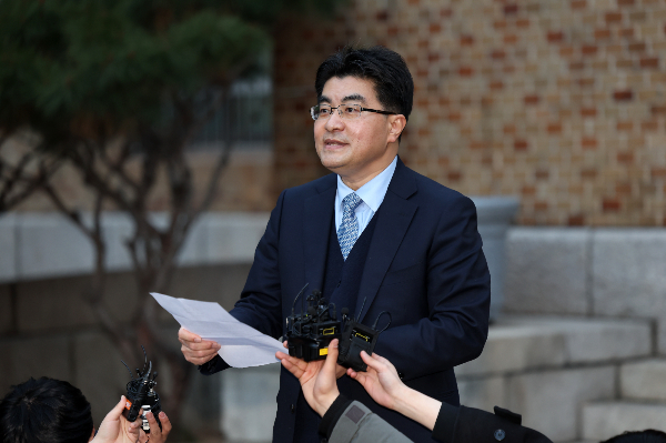 방재승 전국의대교수 비상대책위원장이 의과대학 교수들의 사직서 제출은 대통령과의 대화를 위한 카드라는 입장을 밝혔다. 사진은 지난 18일 서울대학교 연건캠퍼스의과대학 앞에서 사직서 제출 관련 총회 결과를 브리핑하는 방 비대위원장의 모습. /사진=뉴시스