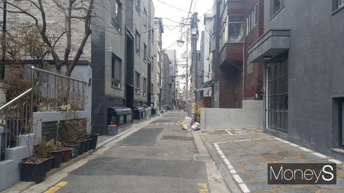 지은 지 5년 이하 서울 신축 원룸 월세가 평균 100만원 넘은 것으로 조사됐다. 사진은 서울시내 한 대학가 원룸 골목. 사진은 기사 내용과 관련 없음. /사진=김창성 기자