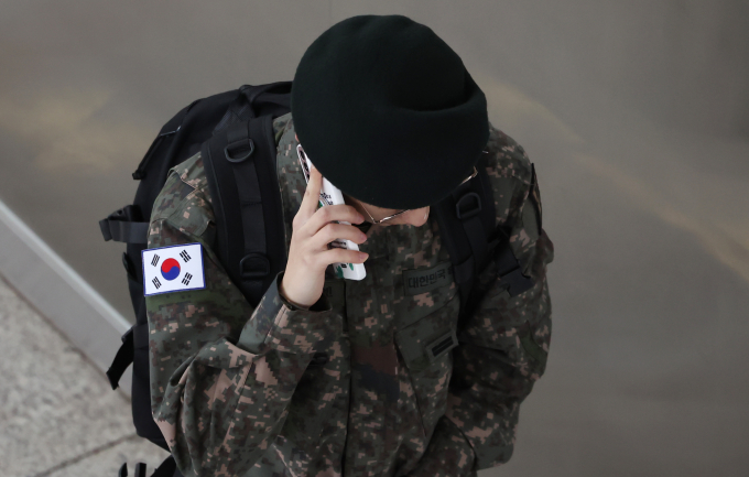 군부대를 출입하는 모두에게 '국방모바일보안앱' 설치를 강제하는 것이 과도한 기본권 침해라는 국가인권위원회 판단이 나왔다. 사진은 지난달 5일 서울역에서 통화를 하는 군인의 모습. /사진=뉴스1