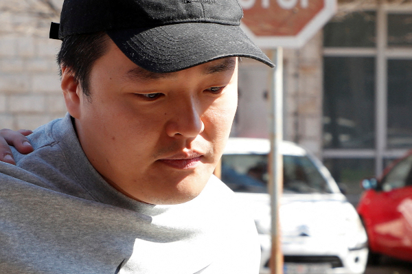 암호화폐 '테라·루나' 폭락 사태의 핵심 인물 권도형 테라폼랩스 대표가 한국으로 송환될 예정이다. 사진은 몬테네그로에서 법정으로 이송되는 권 대표. /사진=로이터