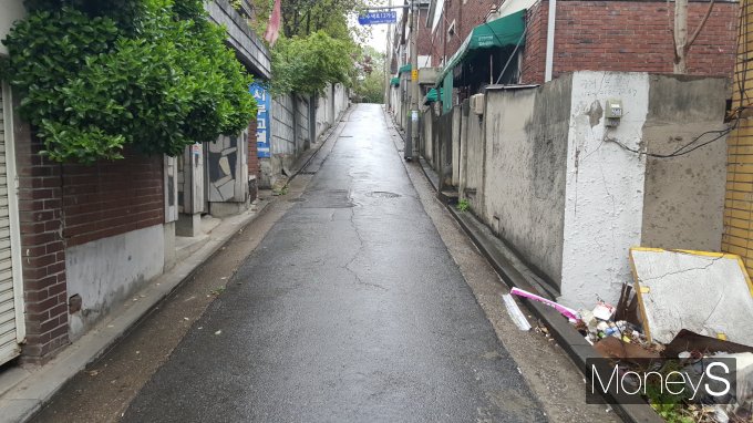 HUG가 '우리동네살리기' 도시재생사업 공모지원에 나선다. 사진은 서울시내 한 노후주택가 골목. /사진=김창성 기자