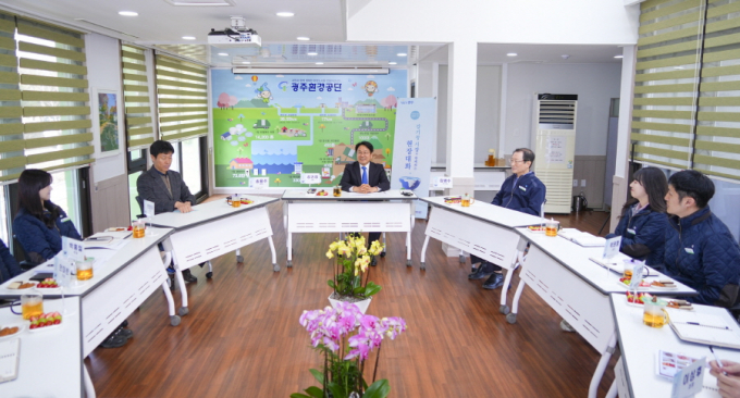 강기정 광주광역시장이 21일 오전 서구 광주환경공단을 방문해 김병수 이사장 및 직원들과 대화를 나누고 있다./사진=광주시 