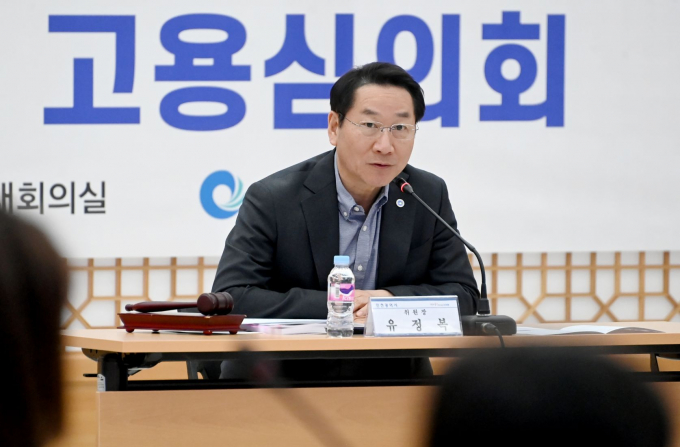유정복 인천광역시장이 21일 시청 대회의실에서 열린 '제1회 인천광역시 고용심의회'를 주재하며 인사말을 하고 있다. 사진제공=인천시