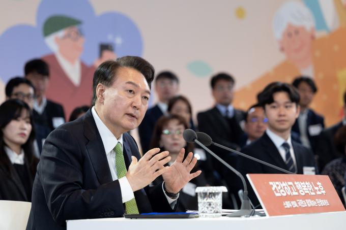 윤석열 대통령이 21일 어르신들을 위한 종합대책으로 분양형 실버타운을 재도입하겠다고 밝혔다. 사진은 윤 대통령이 21일 강원 원주 건강보험심사평가원에서 '건강하고 행복한 노후' 주제로 열린 스물두 번째 국민과 함께하는 민생토론회에서 발언하는 모습. /사진=뉴시스(대통령실 제공) 
