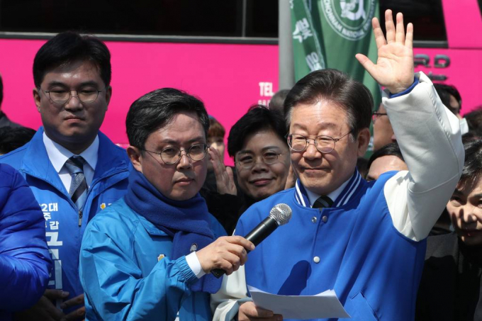 이재명 더불어민주당 상임공동선대위원장이 오는 22일 예정된 재판에 불출석 의사를 밝혔다. 사진은 21일 광주 북구 전남대학교 후문을 찾아 시민을 향해 인사하는 이재명 대표. /사진= 뉴스1