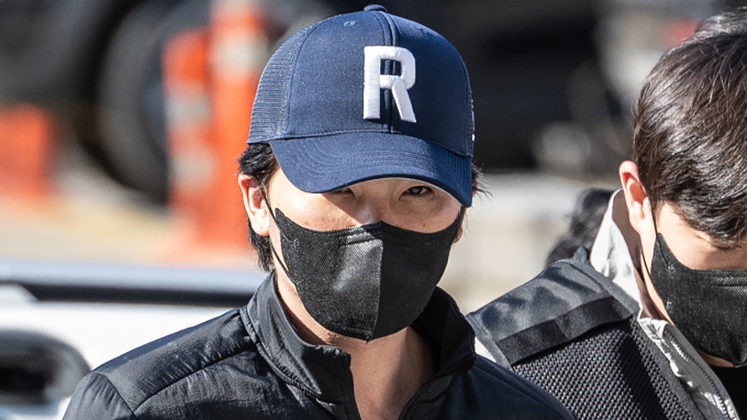 마약 투약 혐의를 받는 전 야구선수 오재원(39)이 21일 오후 3시52분쯤 서울중앙지법에 출석했다. 사진은 이날 피의자 심문을 받기 위해 법원에 출석한 오재원. /사진=뉴스1
