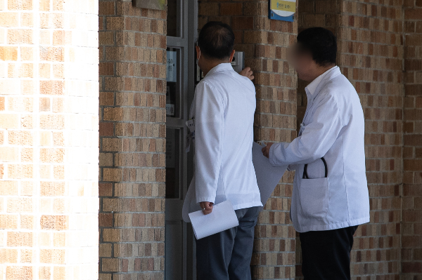 조윤정 전국의과대학교수협의회 비대위 홍보위원장은 21일 오후 브리핑에서 다음달 1일부터 외래진료를 최소화하기로 결정했다고 발표했다. 서울시내 한 의과대학에서 교수들이 이동하고 있다. /사진=뉴스1