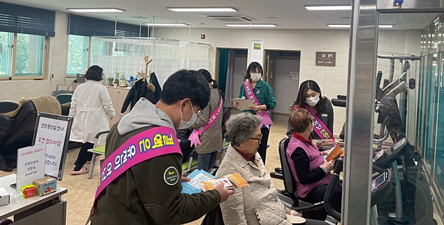 군위군 관계자들이 제14회 '결핵예방의 날'을 맞아 결핵예방 캠페인을 하고 있다./사진제공=대구 군위군
