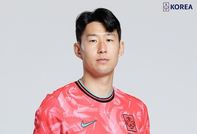 한국 축구 국가대표팀 주장 손흥민이 21일 오후 8시 2026 북중미 월드컵 아시아 지역 2차예선 태국과의 경기에 출전할 전망이다. 사진은 지난 19일 대한축구협회가 공개한 새로운 대표팀 유니폼을 착용한 손흥민 사진. /사진=대한축구협회 인스타그램