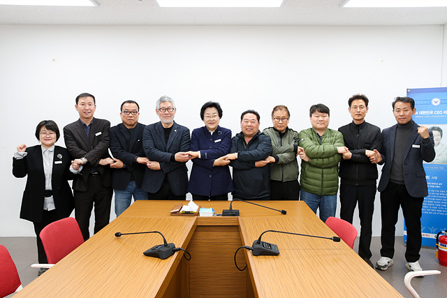  김경희 이천시장(오른쪽 여섯번째)이 20일 택시업계 관계자들과 똑버스 등 현안에 대해 합의한 뒤 손을 맞잡고 있다.  / 사진제공=이천시