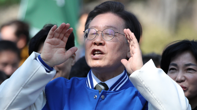 이재명 더불어민주당 대표가 21일 자신의 페이스북을 통해 공약을 내걸고 윤석열 정권 심판에 대한 각오를 다졌다. 사진은 이날 광주 북구 전남대학교를 방문한 이 대표. /사진=뉴스1