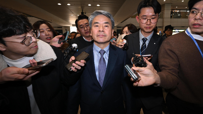 해병대 채 상병 순직 사건 수사에 외압을 행사했다는 의혹을 받는 이종섭 주호주대사가 21일 자진 귀국하면서 여·야 사이에서 갑론을박을 펼치고 있다. 사진은 이날 인천국제공항을 통해 귀국한 이 대사. /사진=뉴스1