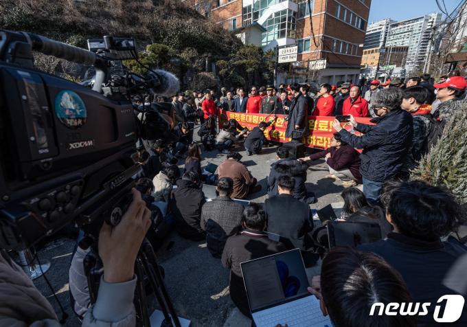 해병대 채모 상병 순직사건 수사 이첩 관련 항명 및 상관명예훼손 혐의로 기소된 박정훈 전 해병대 수사단장(대령)이 21일 오전 서울 용산구 중앙지역군사법원에서 열린 3차 공판에 출석하기 전 기자회견에 참석하고 있다. 2024.3.21/뉴스1 ⓒ News1 이재명 기자