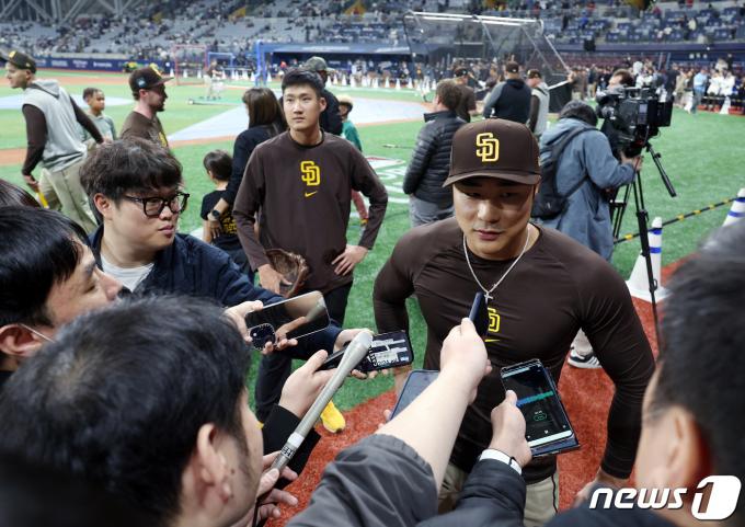 [사진] 인터뷰 하는 김하성