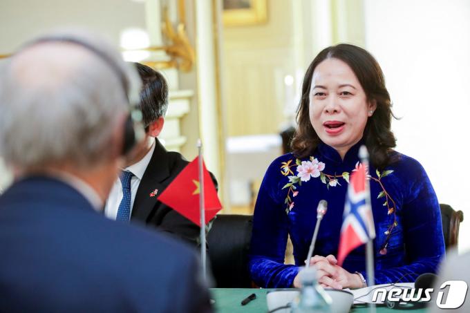 보 티 안 쑤언 베트남 국가 부주석이 노르웨이 오슬로를 방문해 요나스 가르 스퇴레 노르웨이 총리와 이야기를 나누고 있다. 2023.11.23 ⓒ 로이터=뉴스1 ⓒ News1 정지윤 기자
